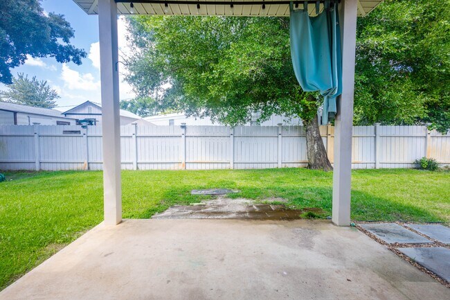 Building Photo - 305 Friar Tuck Rd