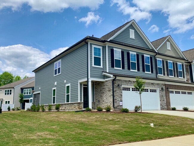 Building Photo - Modern 3 Bed | 2.5 Bath Townhouse in Holly...