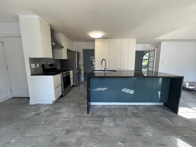 Building Photo - 3 Bedroom Bathroom Home
