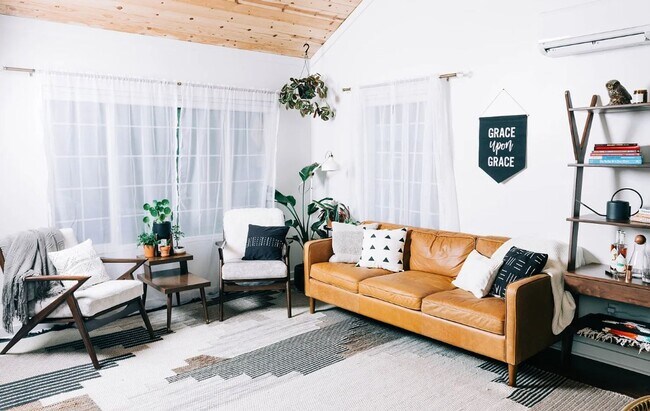 Foto del edificio - Classic Meets Modern Two-Bedroom, one bath Home in the Columbia Neighborhood