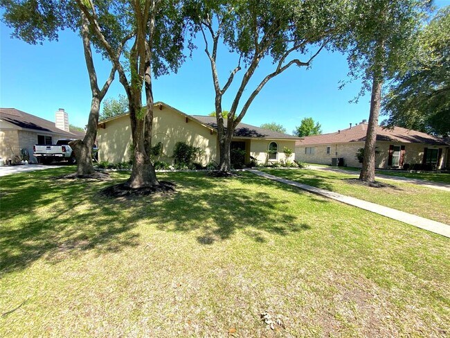 Building Photo - 2706 Woodcreek Dr
