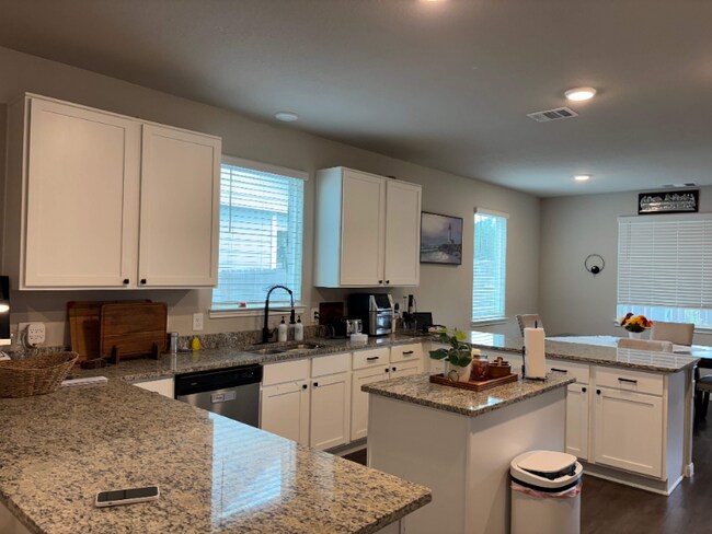 Building Photo - 14031 Chinook Dr