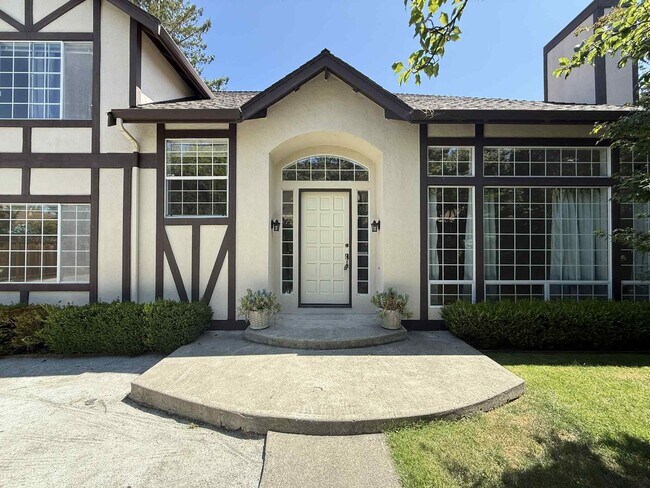 Foto del edificio - Tucked-Away Tudor Gem Near Atherton