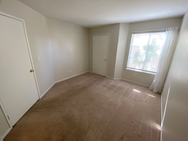 Building Photo - Charming 2Bed/2Bath 1st Floor Condo nestle...