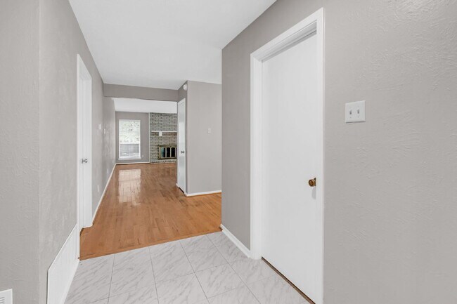 Building Photo - Spacious 4 Bedroom Home in Richardson with Fresh Updates and  Fenced Yard