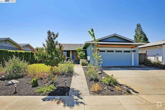 Building Photo - 4833 Primrose Ln