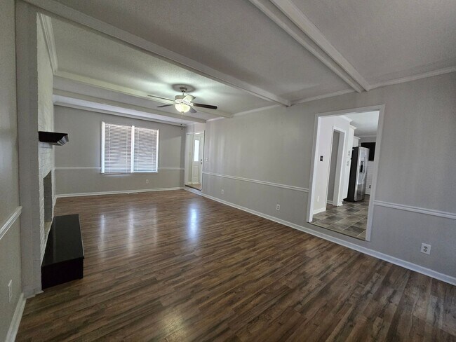 Foto del edificio - 6172 Lakeway Dr