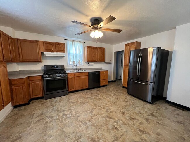 Foto del edificio - Conveniently Located 4 Bed/2 Bath Home-Central AC and Heat-Available 3/01!