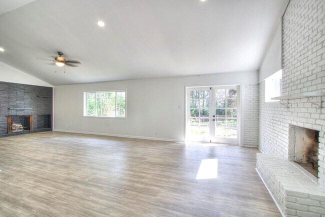 Foto del edificio - CHARMING REMODELED HOME IN SOUTHERN HILLS