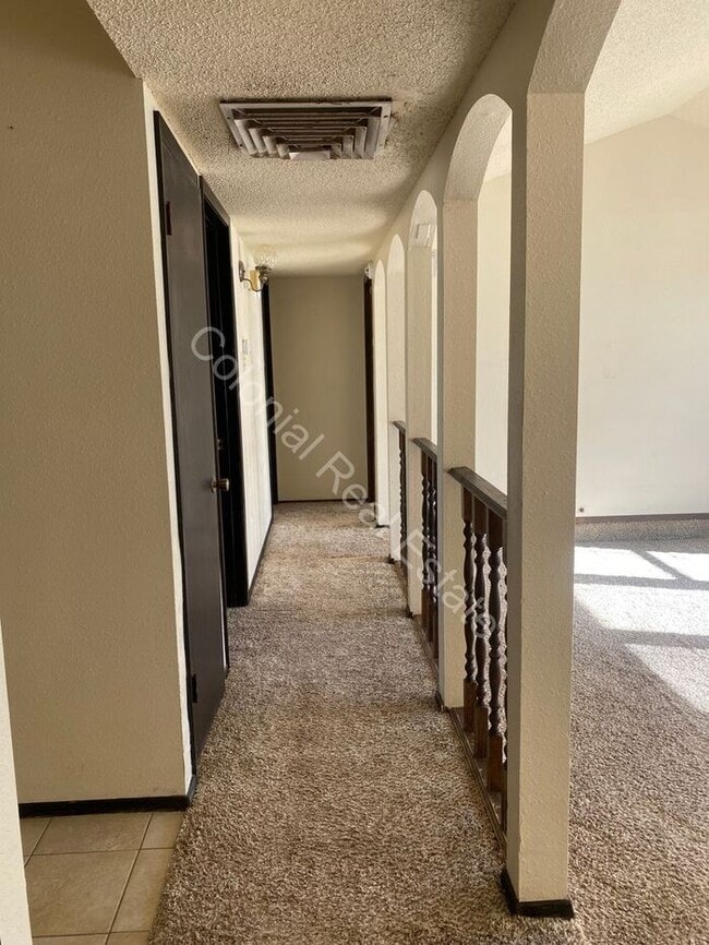 Building Photo - 3 bed 2 bath single family home, washer dryer hookups, and single attached one car garage included