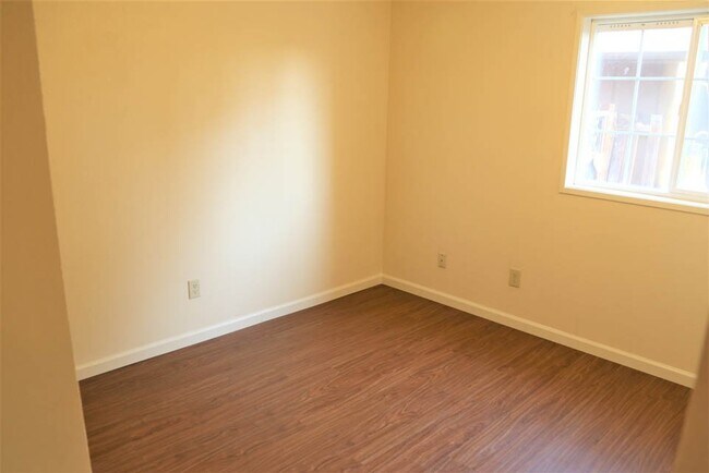 Foto del edificio - 3 Bed 2 Bath Home with Huge Fenced Yard/ Air Conditioning/ Solar Power