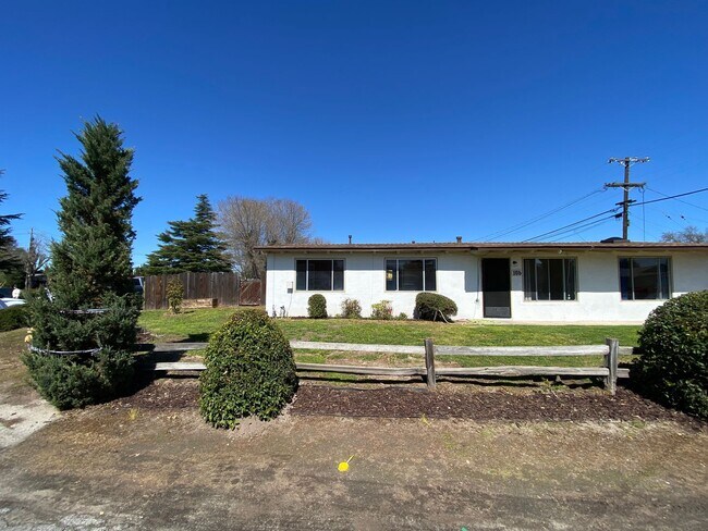 Foto del edificio - 3 Bed/1 Bath with Large fenced yard in central Paso Robles near Highschool!