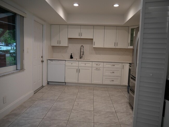 Building Photo - 7091 W Sunrise Blvd