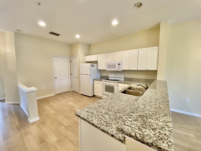 Building Photo - 860 Hampton Cir