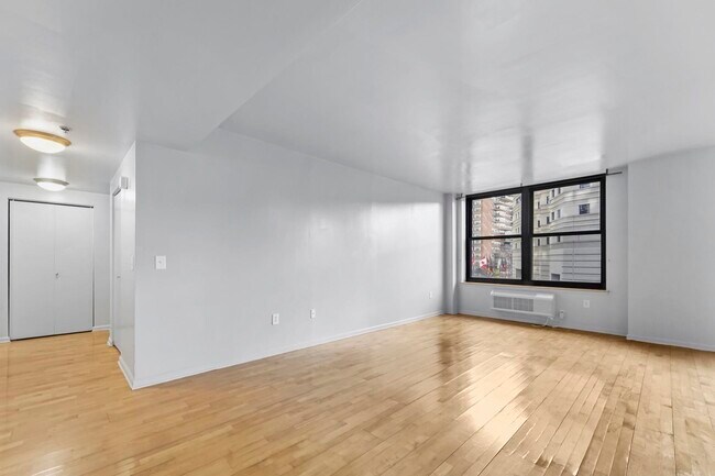 Building Photo - 102 CHRISTOPHER COLUMBUS Dr