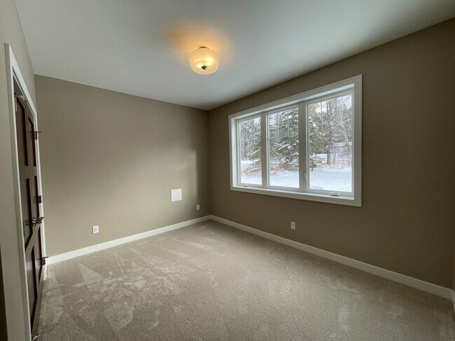 Foto del edificio - Available Now! 3 Bed 2 Bath Beautiful New Construction Townhome in Hermantown