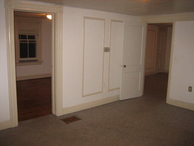 Building Photo - 56 Hartsen St