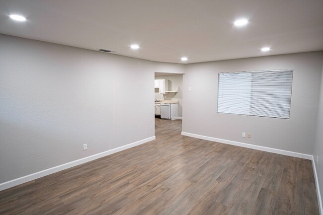 Foto del edificio - 323 Montrose Dr