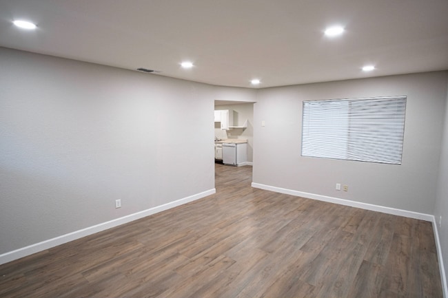 Building Photo - 323 Montrose Dr