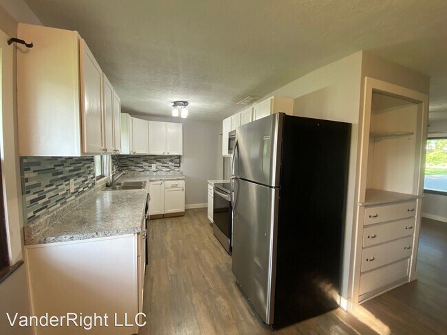 Building Photo - 3 br, 1 bath House - 104 S Needles Dr