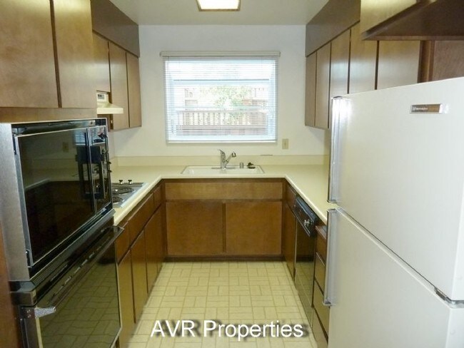 Foto del edificio - Beautiful townhome with duel primary bedrooms in fantastic location