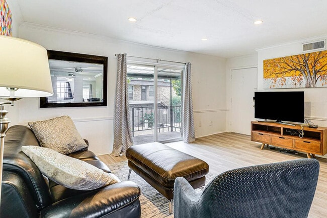 Building Photo - 10228 Regal Oaks Dr