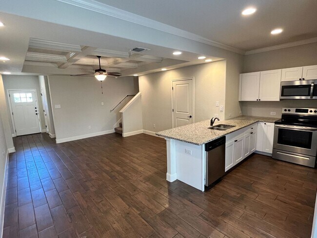 Building Photo - **COMING SOON** BEAUTIFUL 3 bedroom 2.5 ba...