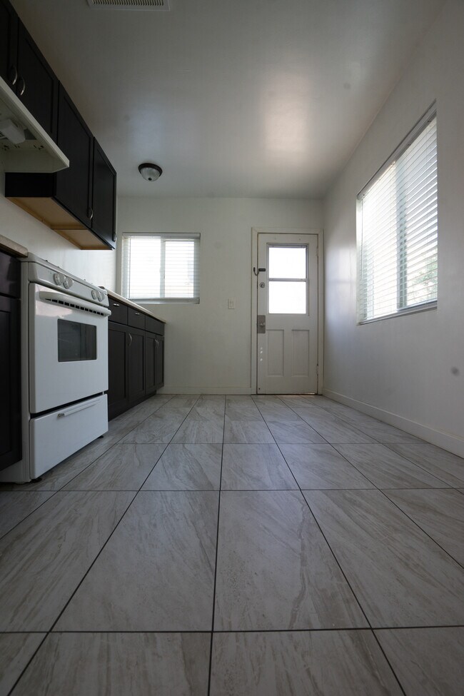 Kitchen - 5614 Auckland Ave