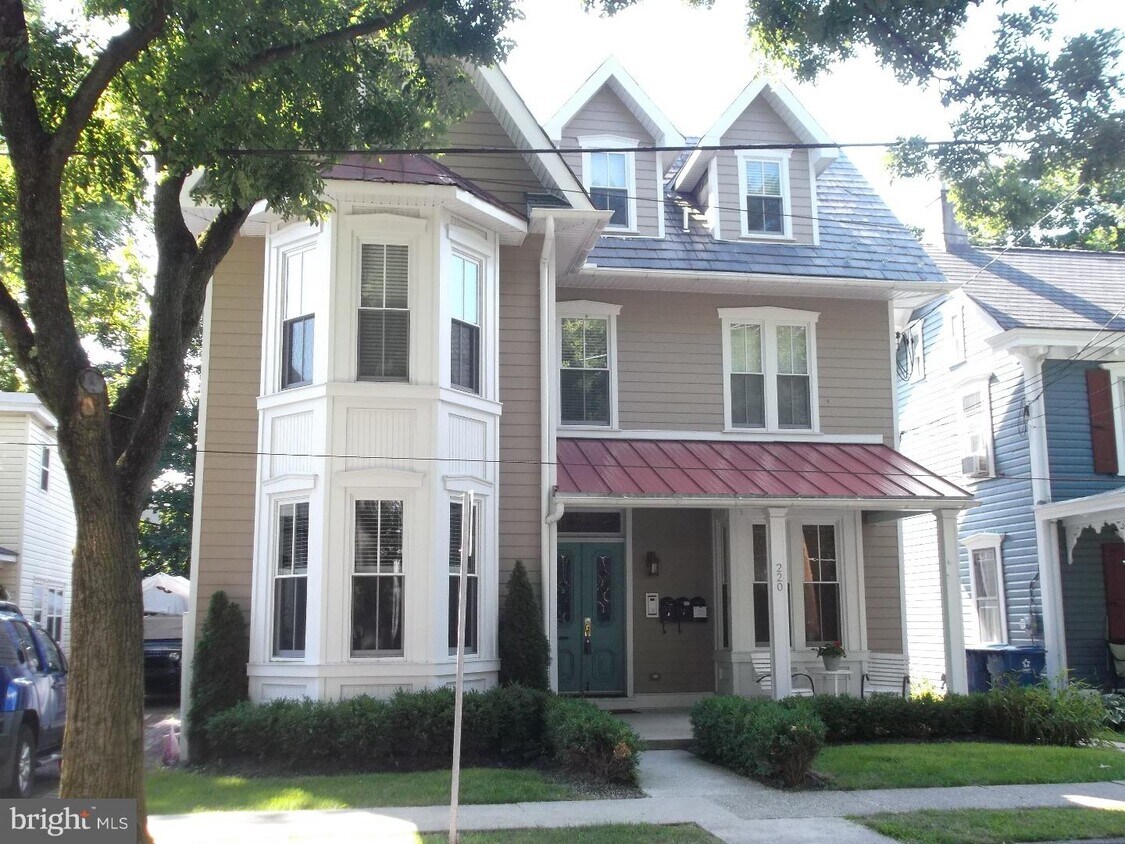 220 W Court St Unit 3RD FL, Doylestown, PA 18901 Room for Rent in Doylestown, PA