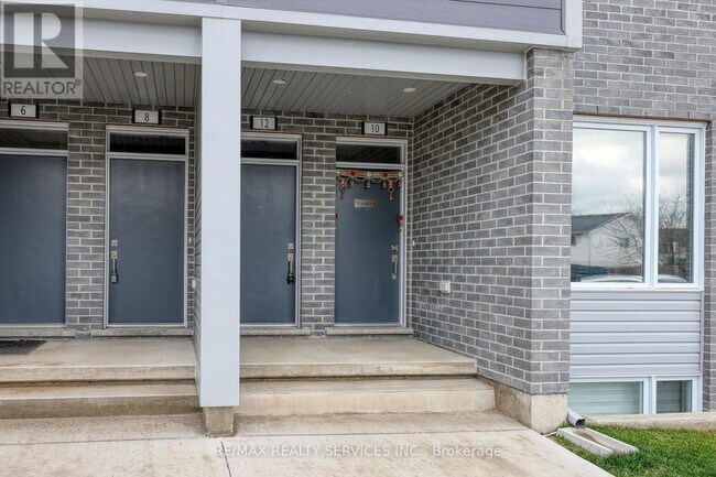 Building Photo - 925 Deveron Crescent
