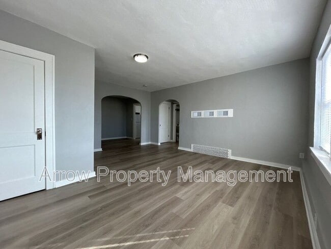 Building Photo - 723 Ella St