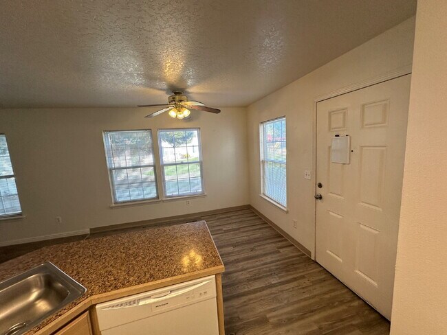 Foto del edificio - 122 Davis Ave