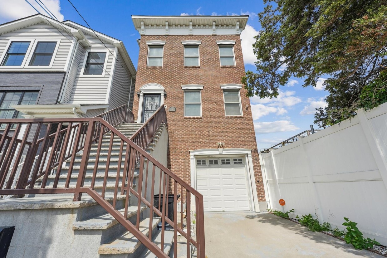 Primary Photo - 16 Fisk St