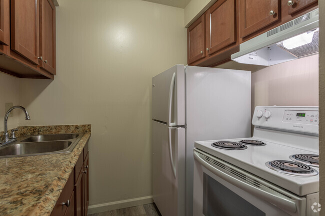 1BD, 1BA - 600-635SF - Cross Creek Garden Apartments