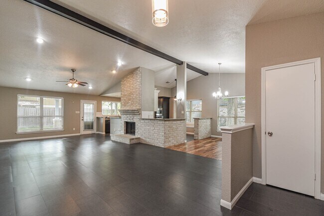 Foto del edificio - 8806 Lakeside Forest Dr