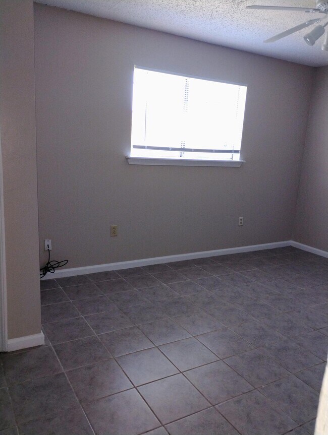 Foto del edificio - 1714 Cedar Lake Dr