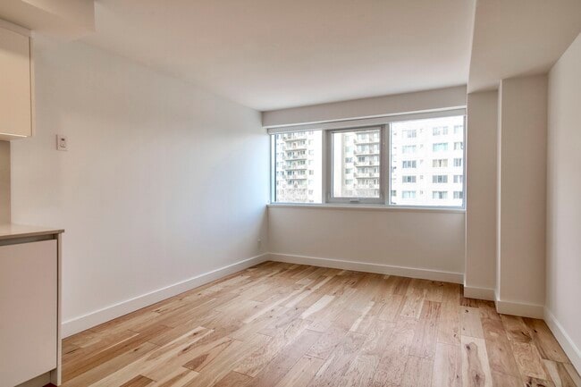 Building Photo - 3460 Rue Peel