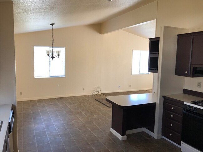 Building Photo - Riverbank Nice 2 Bedroom Home