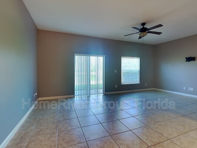 Foto del edificio - 2695 Revolution St