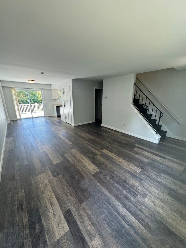 Foto del edificio - COMPLETELY REMODELED THREE BEDROOM Twin