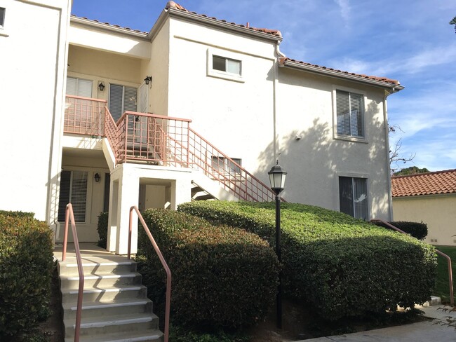 Building Photo - Top Floor 2 Bedroom 2 Bath located in Aval...