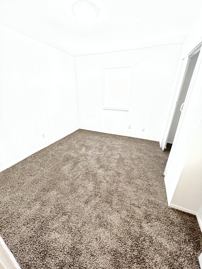 Building Photo - Pinewood Townhomes