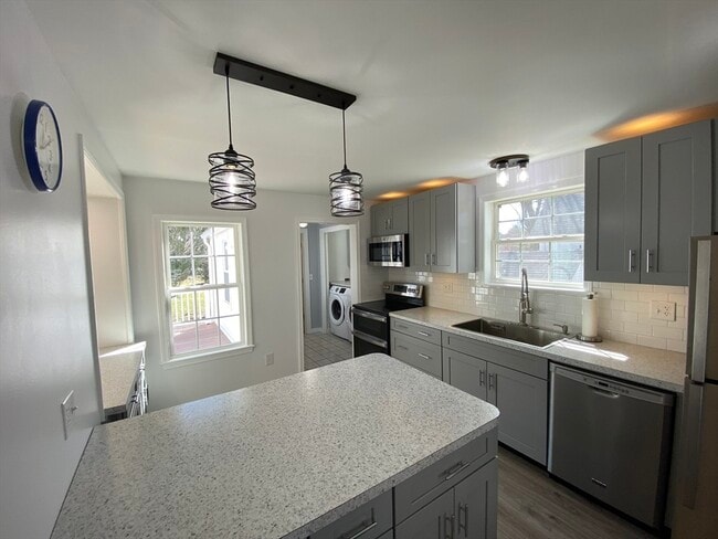 Foto del edificio - 74 Moore Ave