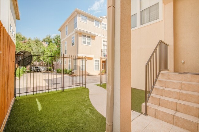 Building Photo - 5417 Lillian St