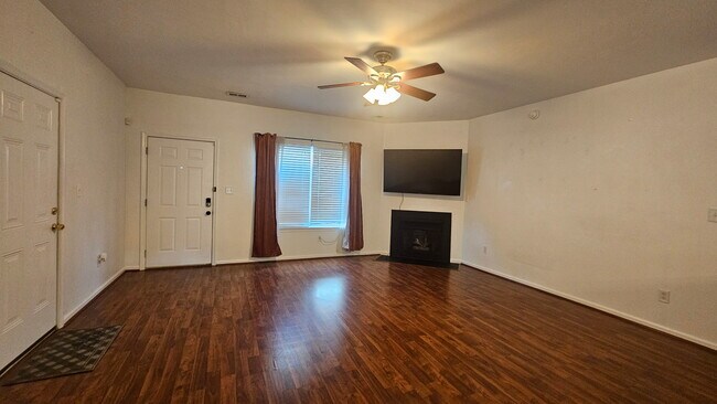 Foto del edificio - 332 Summerville Ct