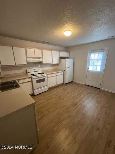 Building Photo - Cozy 2 Bedroom Townhome - 202 Meadowbrook Ln.