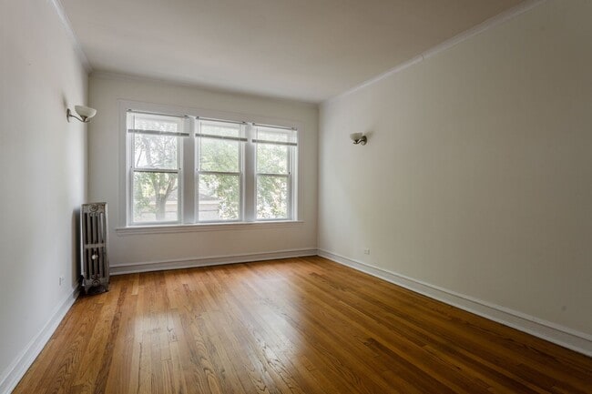 Building Photo - Ravenswood - 1 Bed / 1 Bath - Heat Included