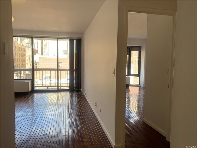 Building Photo - 150 E 85th St