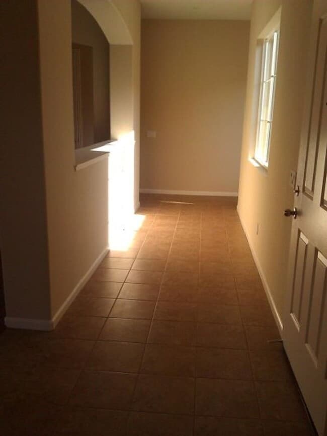 Building Photo - Beautiful 2014 Built Home - 5 bed 4 bath i...