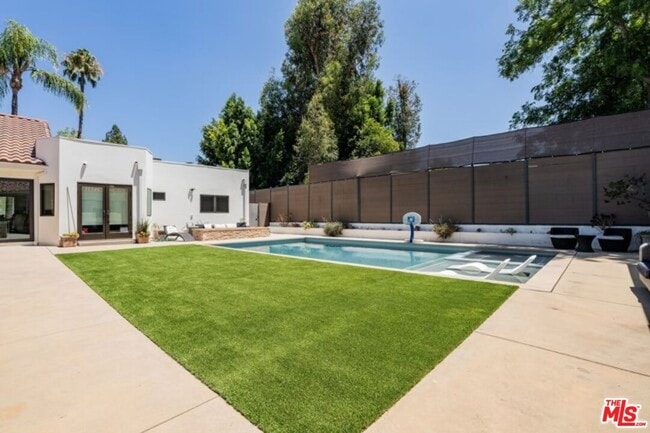 Building Photo - 17520 Embassy Dr